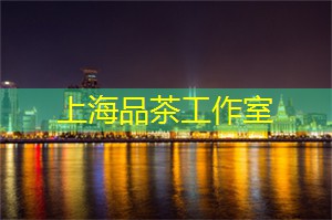 在黄浦江旁的餐饮体验